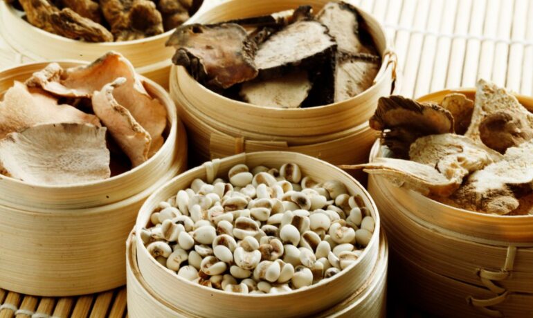 Getrocknete chinesische Heilkraeuter